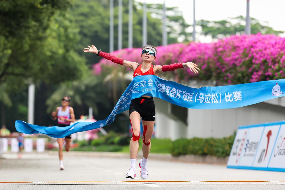 [图]全运会女子马拉松张德顺成功卫冕 成为国内第一人